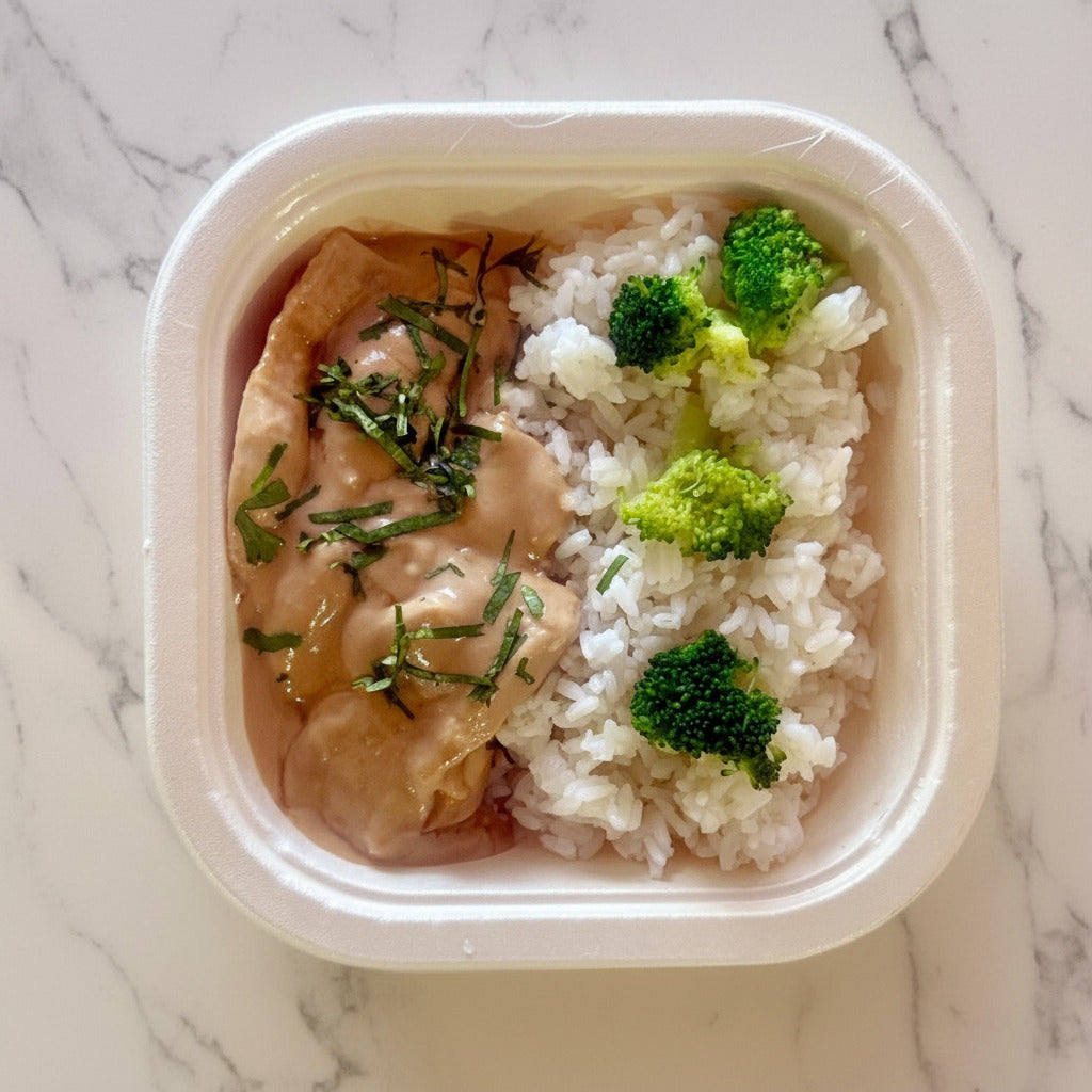 POLLO, SALSA DE CACAHUETE, BRÓCOLI Y ARROZ